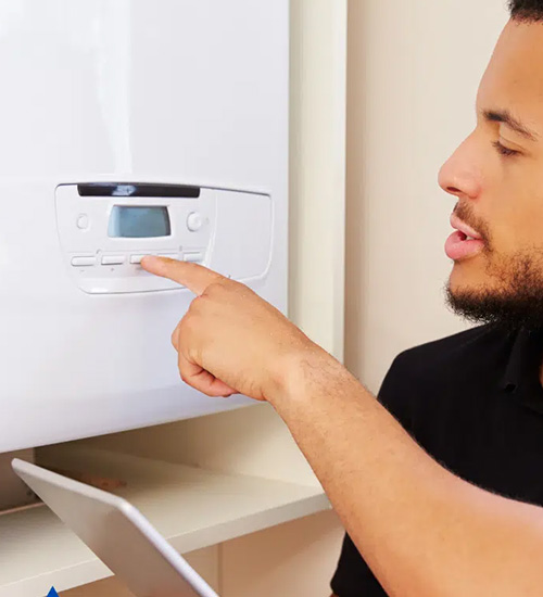 Installateur geeft advies over CV-ketel